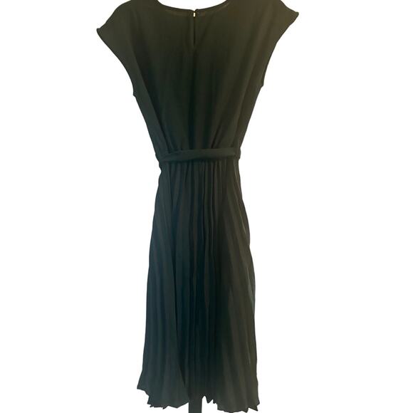 NWOT Women's Green Pleated Knee Length Dress Cap Sleeve Size Small - Picture 2 of 6